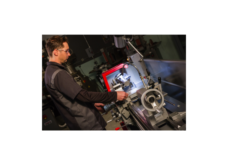 Jet Tools EVS-1440 with Newall DP700 DRO and Collet Closer JT9-311449 top view of machine being used