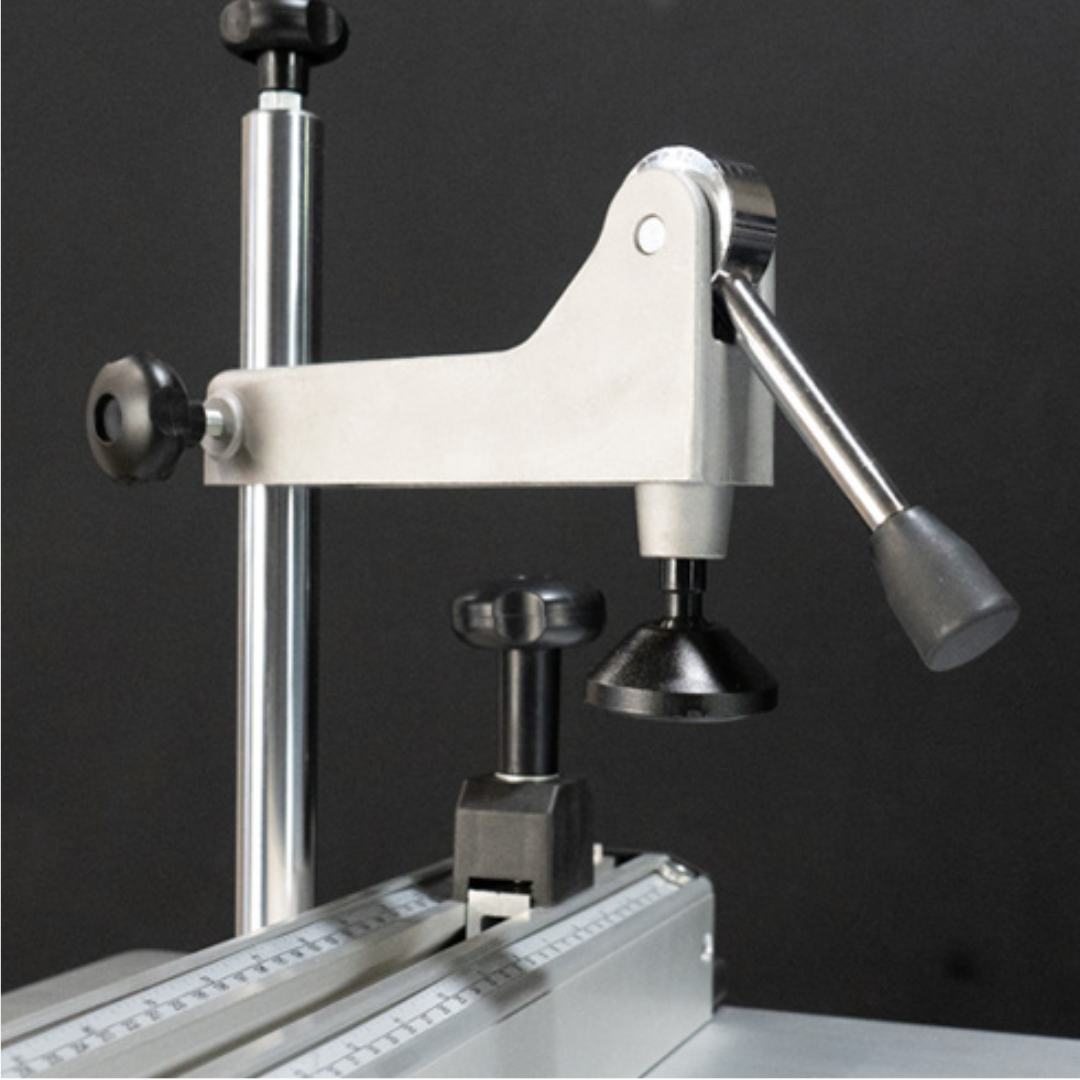 Adjustable cross cut fence support arm on MaksiwaBMS.1600.IR
