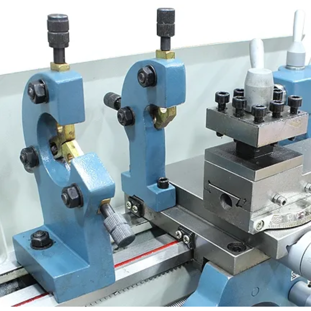 Baileigh Bench Top Lathe (PL-714VS-V2) 1228214 close-up of the tool post and compound slide designed for accurate cutting, facing, and turning operations.