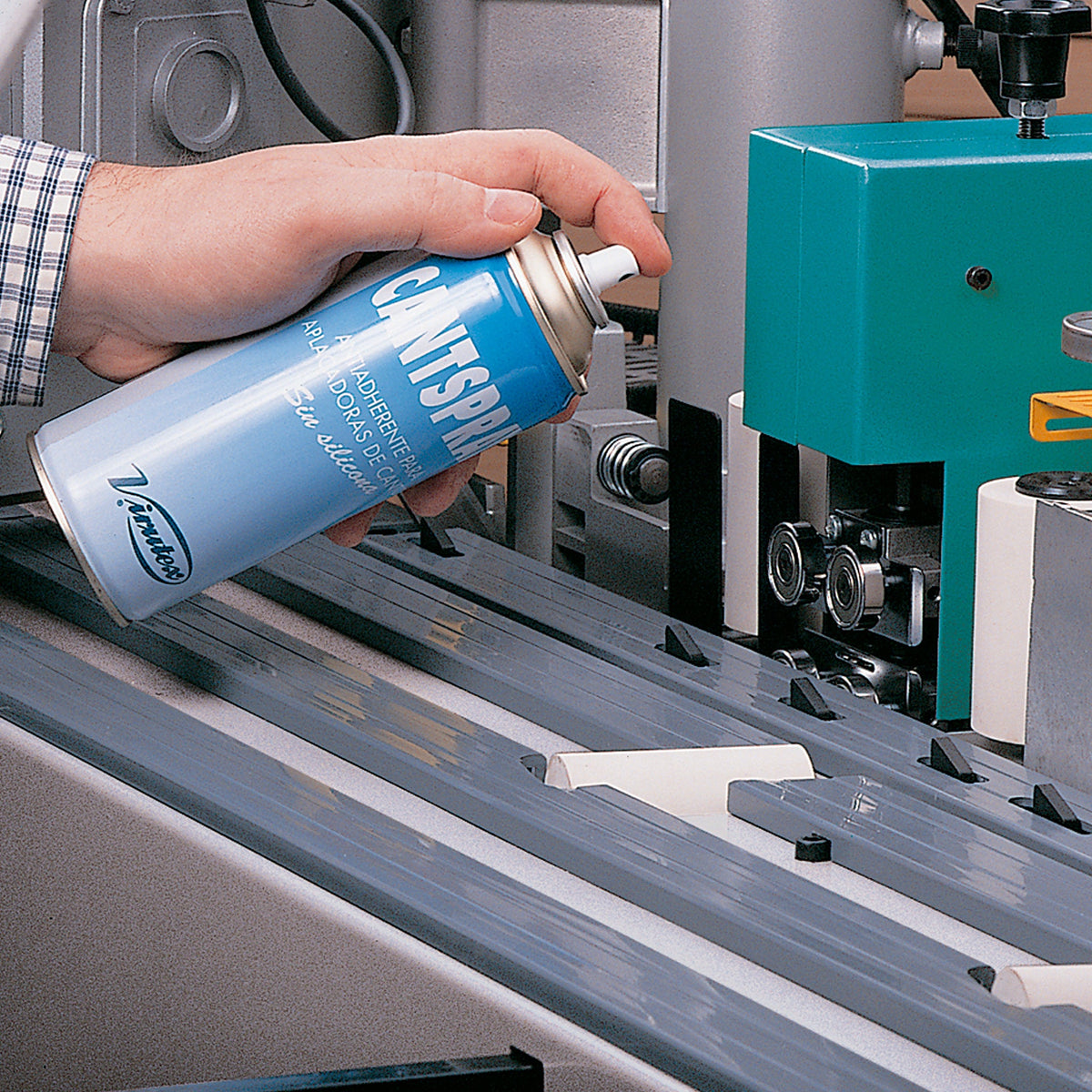 Virutex CantSpray applied to edgebander trimming blades