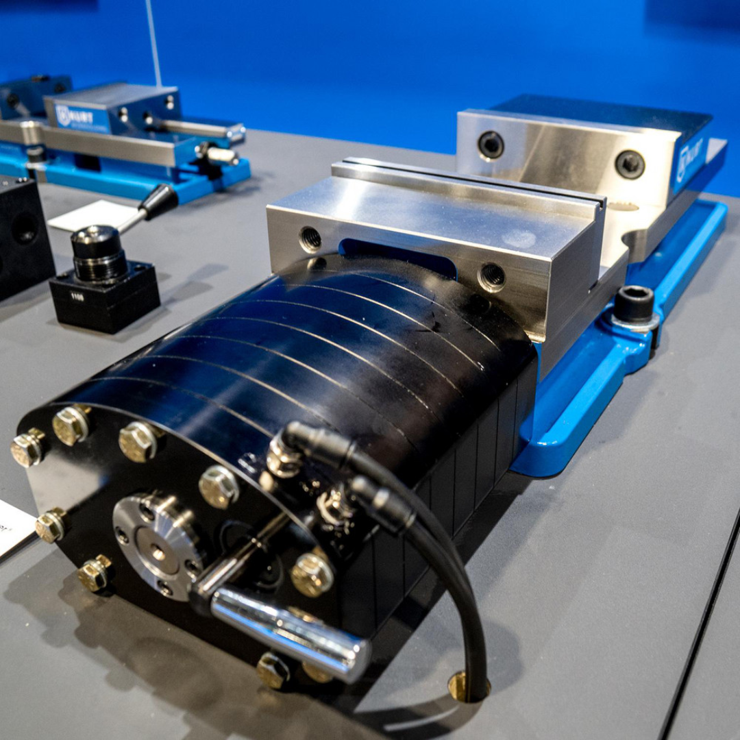 Kurt CNC Machines Vise: DX, Single-Station, 6.00" Jaw Width, 9.0" Jaw Opening, Stationary Base, Precision 67155739 close-up view of integrated hydraulic clamping components engineered for reliable and repeatable machining performance.