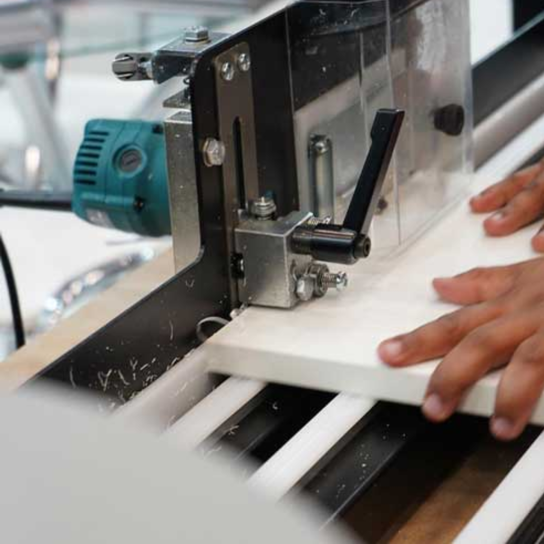 Maksiwa RBB.1000 industrial panel saw cutting wood with precision blade