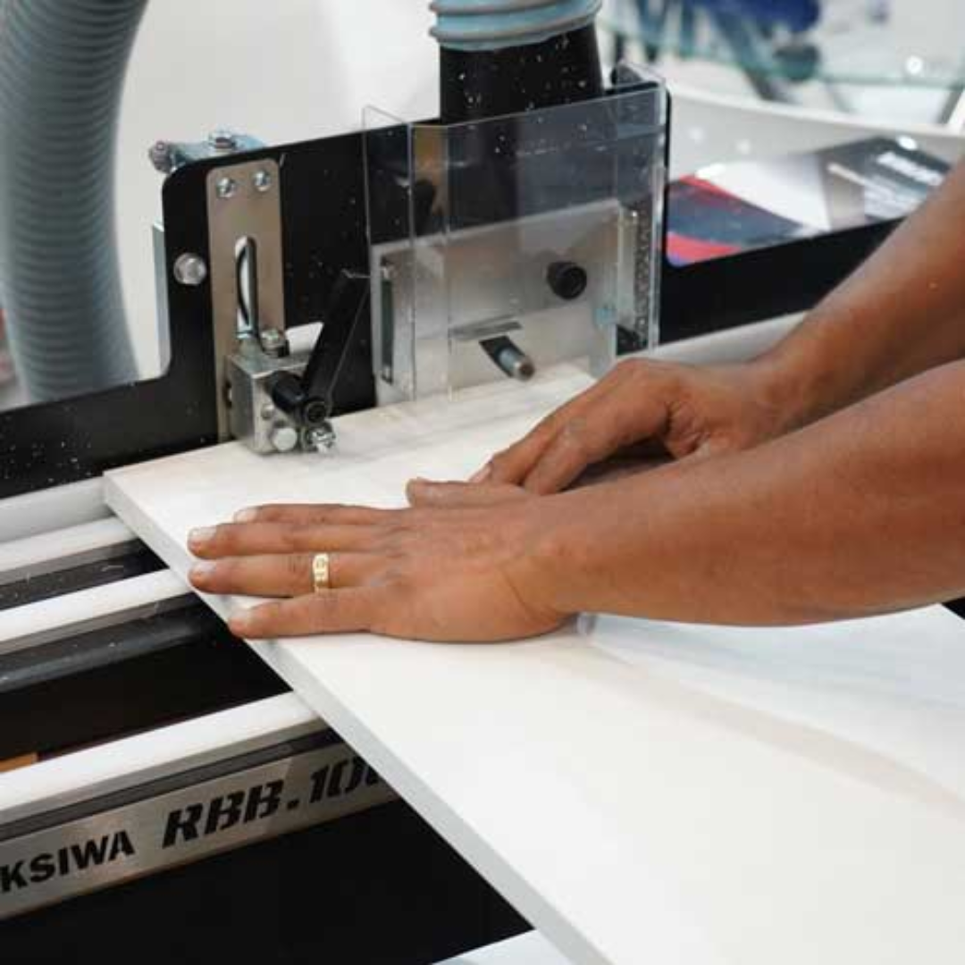 Maksiwa RBB.1000 panel saw close-up cuttingl aminated wood panel