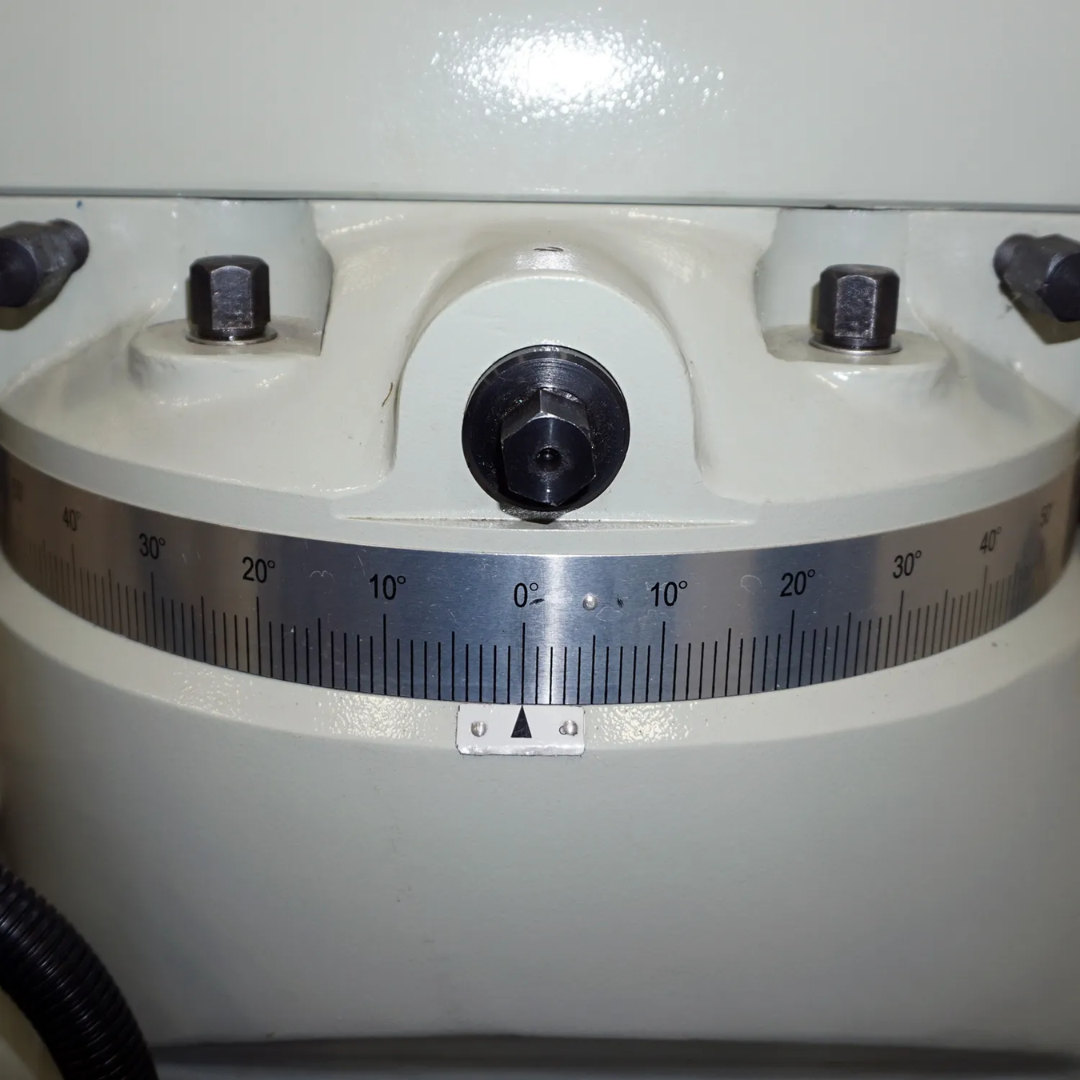 Precision graduated scale and machine alignment indicators on the Baileigh Vertical Mill VM-949E-VS 1019108 for accurate setup and machining control.