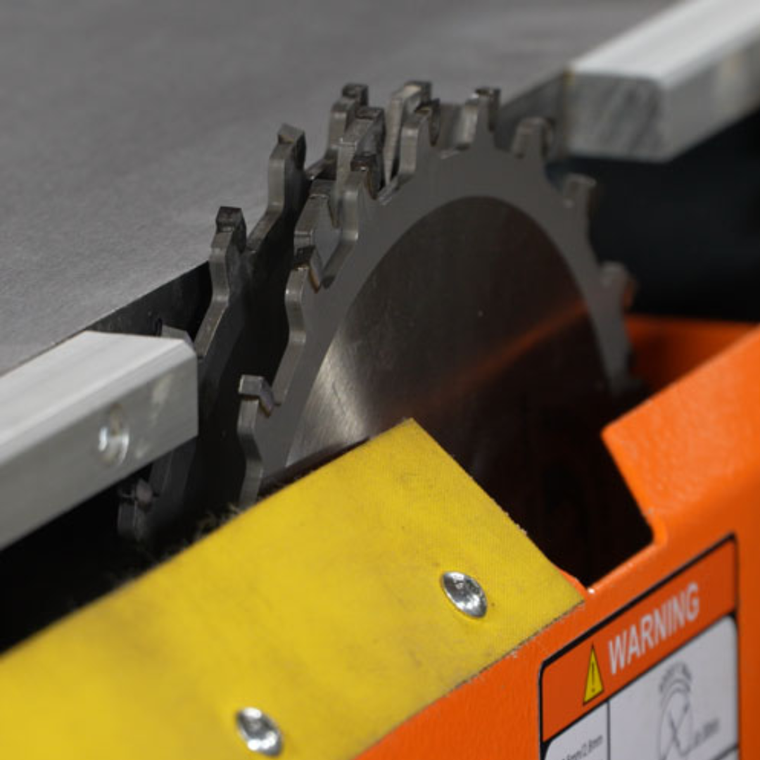 Saw blade and scoring blade assembly on MaksiwaBMS.1600.IR table saw