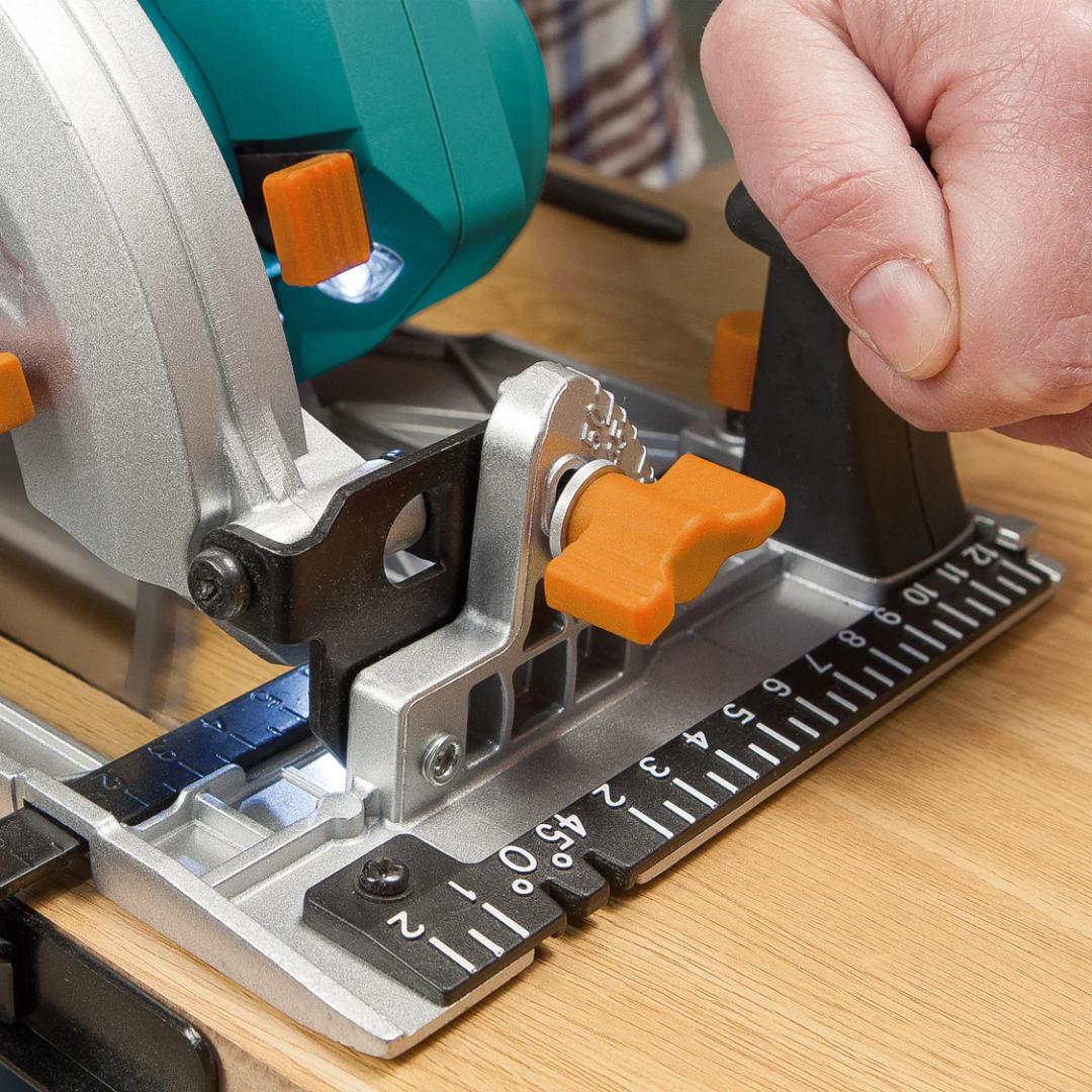 Virutex Cordless Circular Saw SRB165 7400700 detail of blade and safety guard system during operation