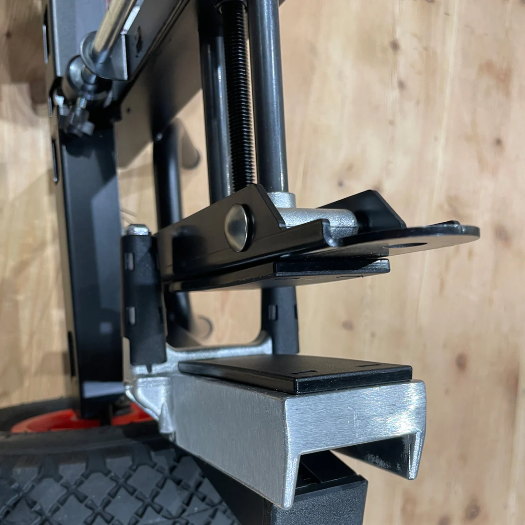 Virutex SPR770T Clamping Dolly For Door Panels: Easy Mobility 7000700 detail of clamping mechanism securing door panels firmly during movement