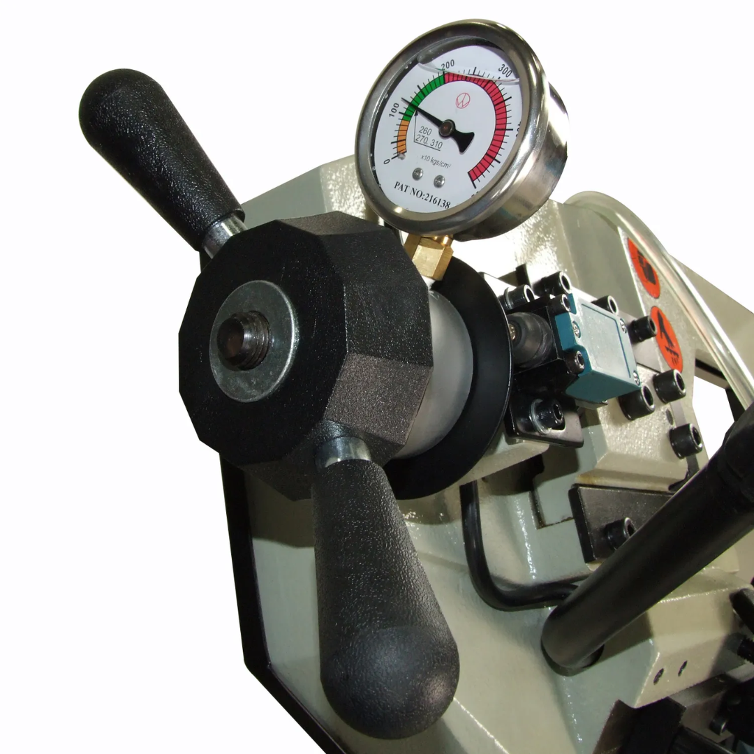 Baileigh 8.5" Variable-Speed Dual-Miter Horizontal Bandsaw (BS-260M) 1001432 hydraulic pressure gauge and feed control components supporting optimized cutting performance and blade life.