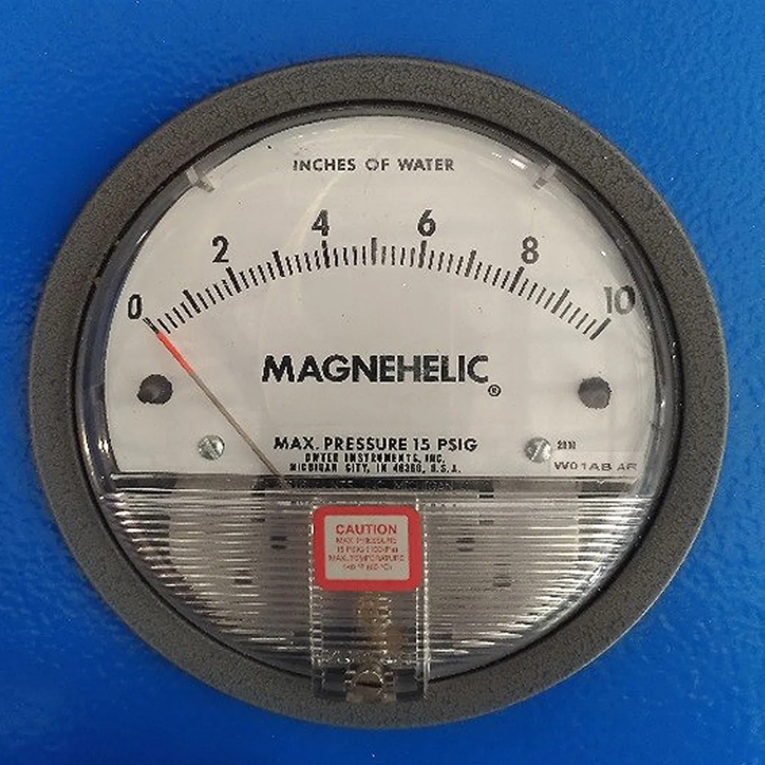 Baileigh Heavy Duty Metal Dust Collector (MDC-1200-HD) 1017633 Magnehelic pressure gauge for monitoring filter performance and maintaining optimal dust collection efficiency.