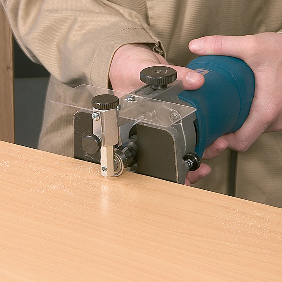 Close-up of Virutex Trimmer FR192VG: Efficient Edge Finishing 9200899 adjustment controls for precise trimming depth and speed