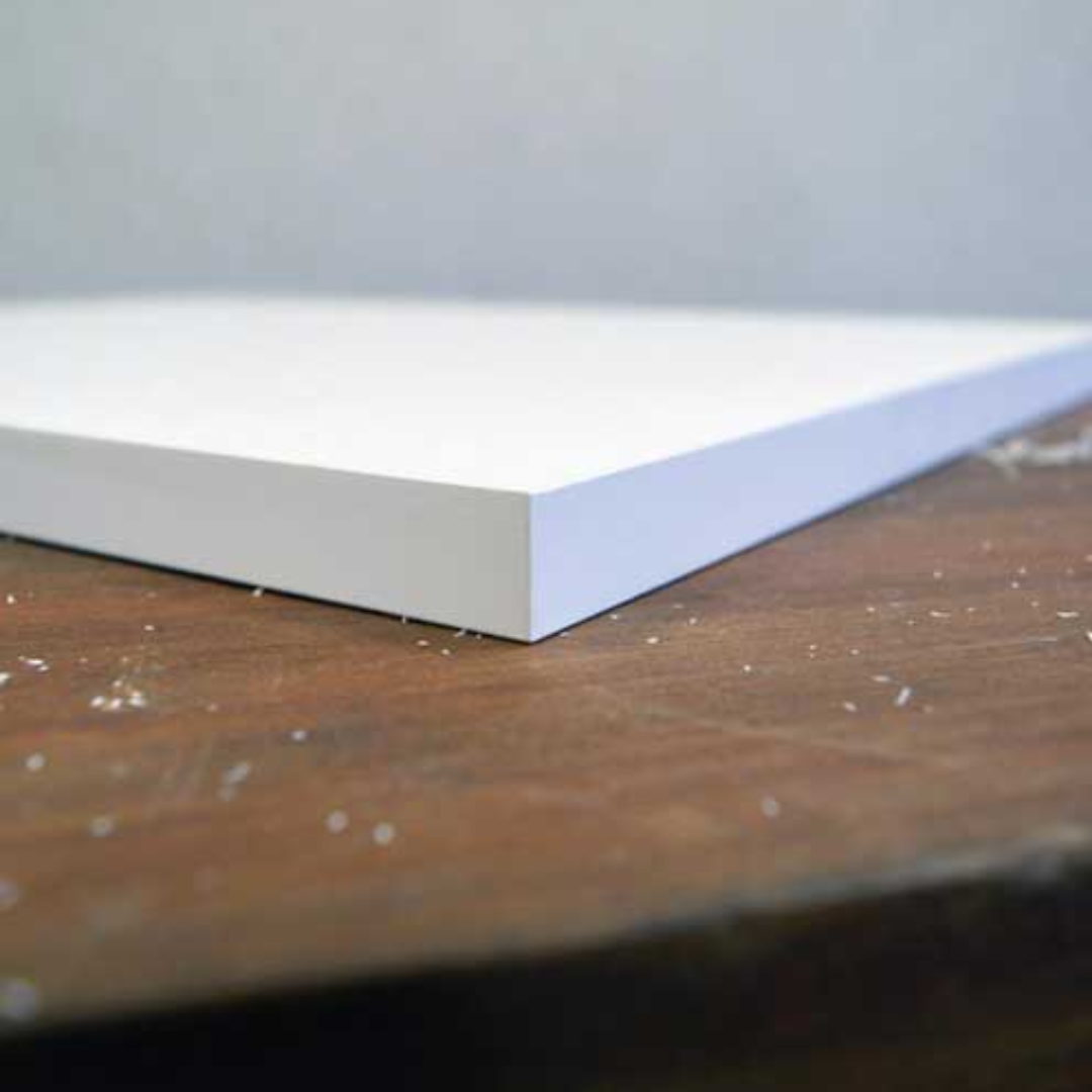 Maksiwa RBB.1000 clean straight cut on white wood panel