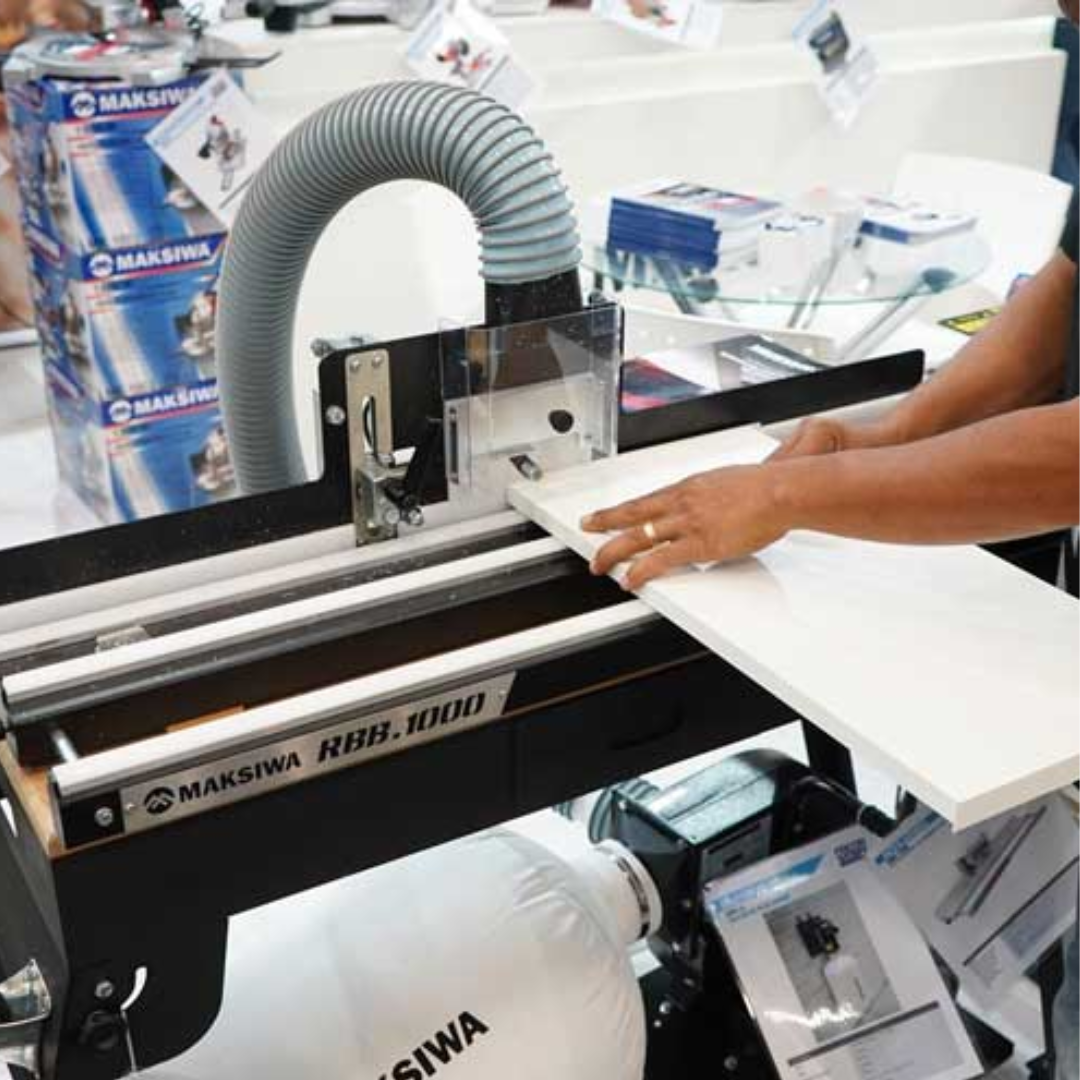 Maksiwa RBB.1000 panel saw with dust extraction system during operation