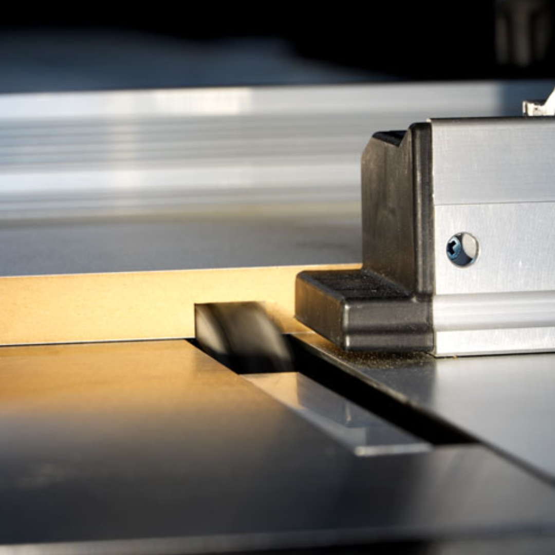 Precision sliding table rail and smooth movement system on Maksiwa BMS.1600.IR