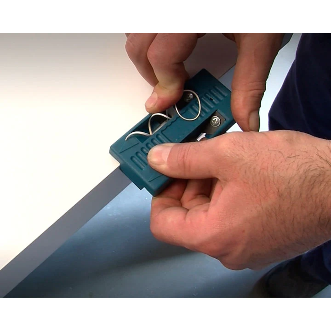 Virutex AU93 Double Edge Trimmer And Scraper + RC21E Manual End Trimmer SET 2800086 demonstrating end trimming function for accurate cutting of edge banding ends.
