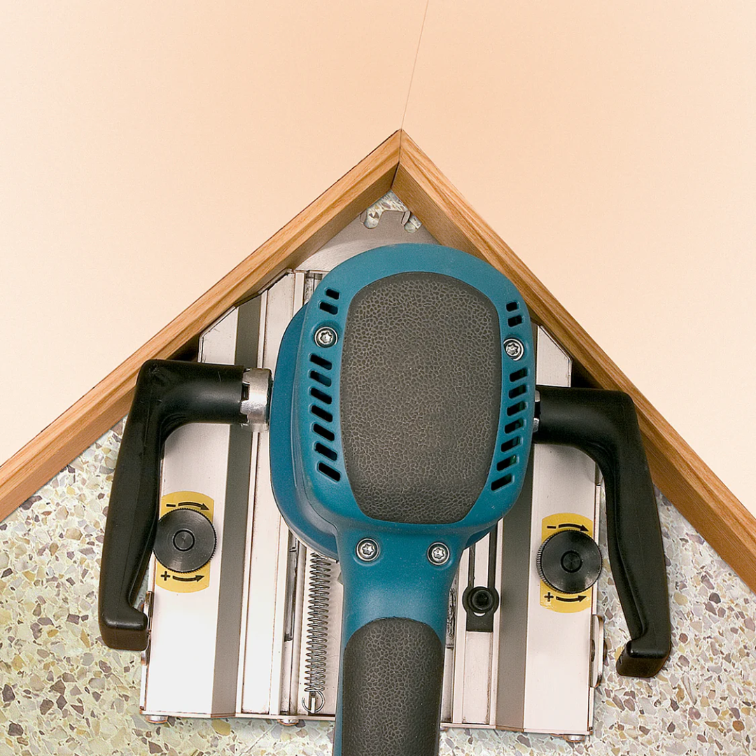 Virutex Cutting Machine For Doors RZ270S 7000399 operator using machine on door edge for clean and controlled cuts