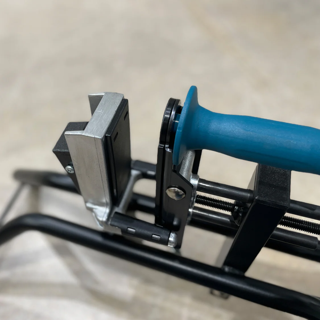 Virutex SP270R Clamping Support For Doors 7000400 close-up of clamping mechanism securing door firmly in place