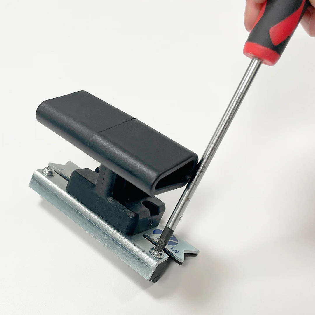 Virutex Scraper Edge Trimmer RP28 For Finishing 2800200 being adjusted with screwdriver showing easy blade setup and maintenance.