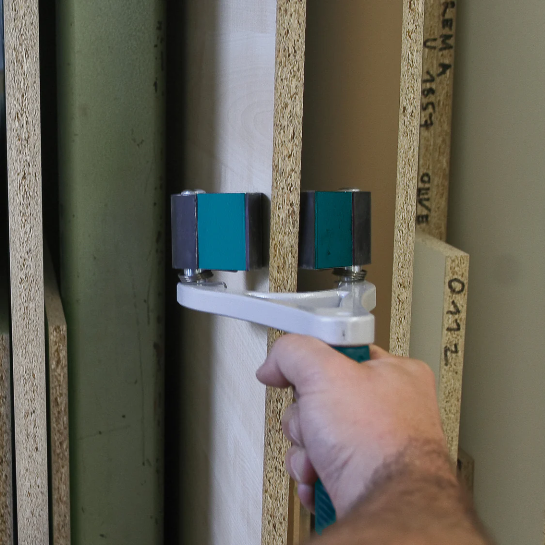 Virutex Transport Handle PT81U: Easy Portability 8100100 in use on a vertical panel edge demonstrating quick attachment and stable handling